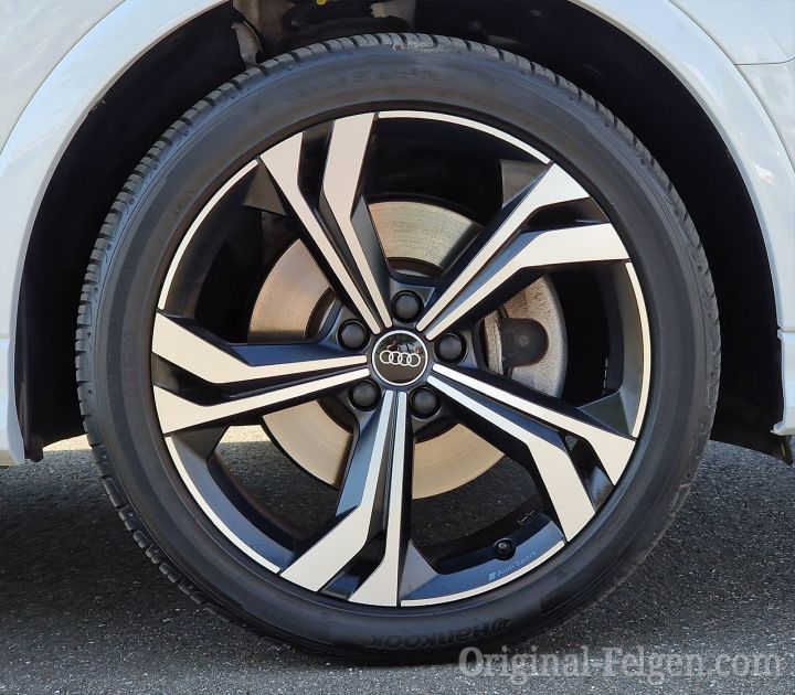 Audi Alufelge 5-Doppelspeichen-Rotor-Design in Schwarz matt glanzgedreht