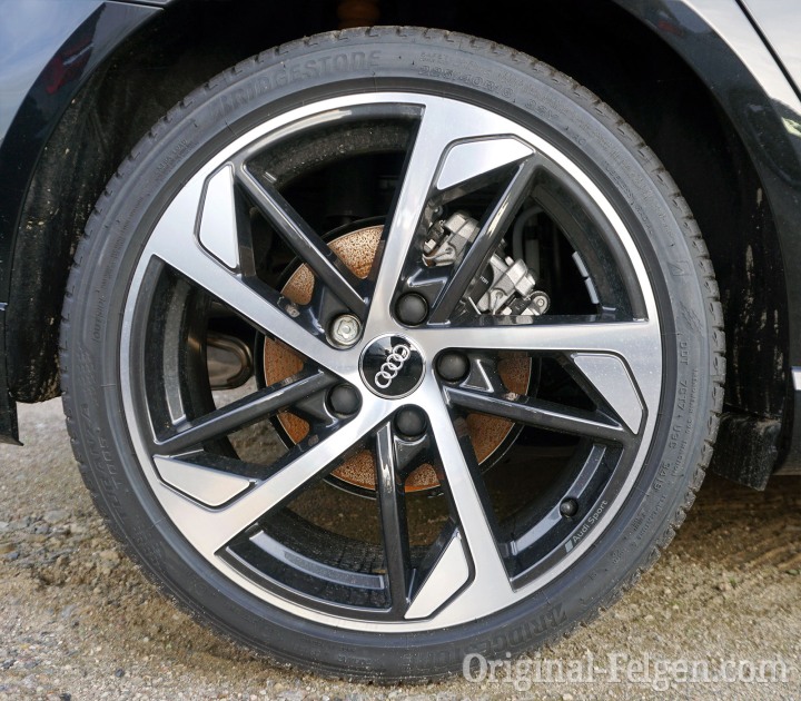Audi Alufelge 5-Arm-Trapezoid-Design schwarz glänzend glanzgedreht