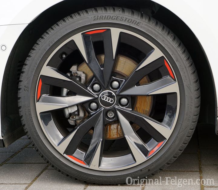 Audi Zubehörfelge 5-V-Speichen-Acumen schwarz mit Kontrastfarben Quarzgrau und Signalrot