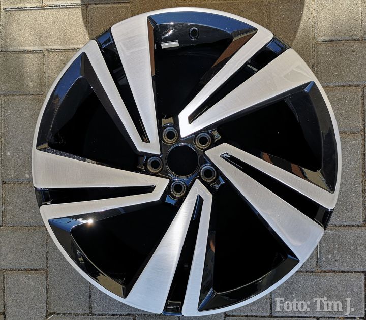 Original VW Alufelge FUNCHAL schwarz glanzgedreht