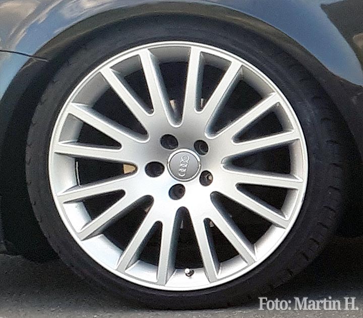 Audi Alufelge 8-V-Speichen Design silber