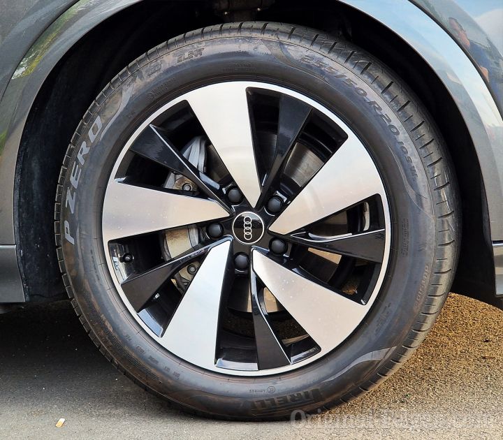 Audi Alufelge 10-Speichen-Trapez schwarz metallic glanzgedreht