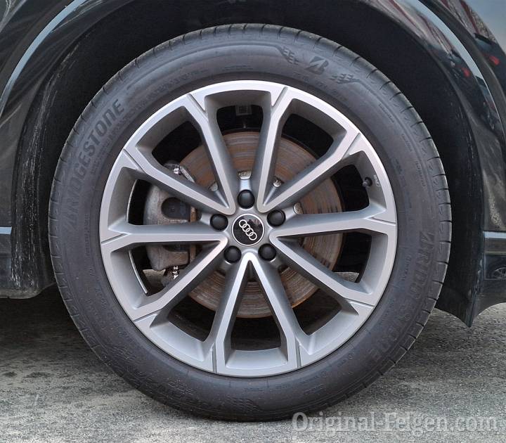 Audi Alufelge 5-V-Speichen Polygon titangrau matt glanzgedreht