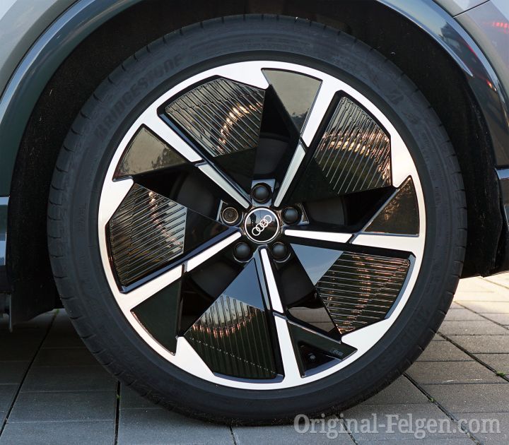 Audi Alufelge 5-Arm-Rotor-Aero schwarz glanzgedreht
