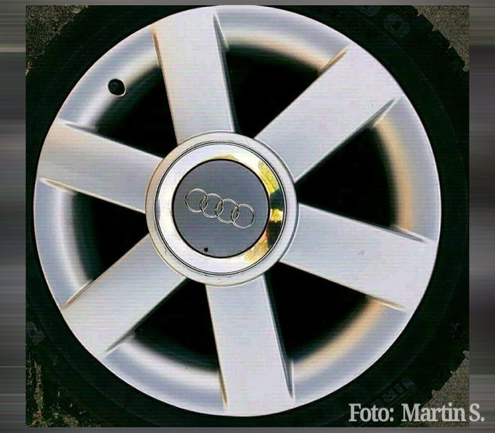 Audi Alufelge 6-Arm gerade Speichen
