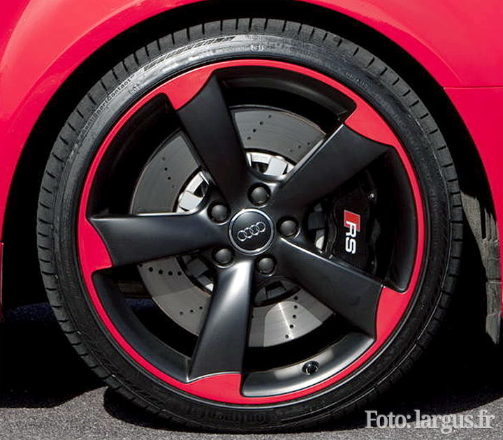 Audi exclusive 5-Arm-Rotor-Design schwarz/rot