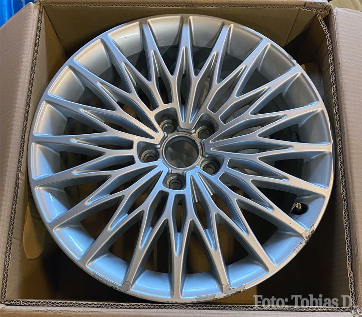 Audi Alufelge Mehrspeichen Design silber