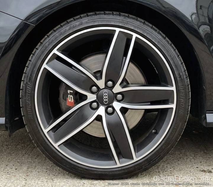 Audi Alufelge 5-Speichen-Design schwarz glanzgedreht